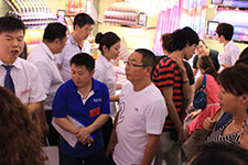 彩翼家纺店面展示