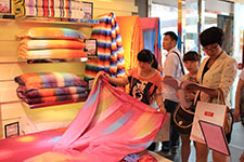 彩翼家纺店面展示