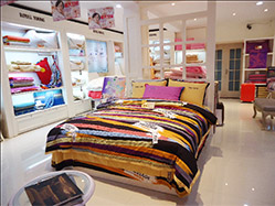 皇储家纺店面展示